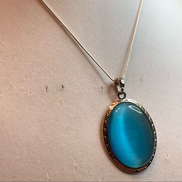 Blue crystal and silver pendant in a silver chain. - Picture 8 of 8